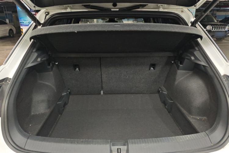 Used Volkswagen T-ROC 2023 300TSI DSG Two-Wheel-Drive Chen Guang Edition Trunk