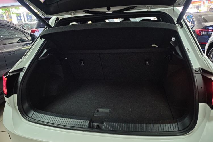 Used Volkswagen T-ROC 2023 300TSI DSG Two-Wheel-Drive Chen Guang Edition Trunk