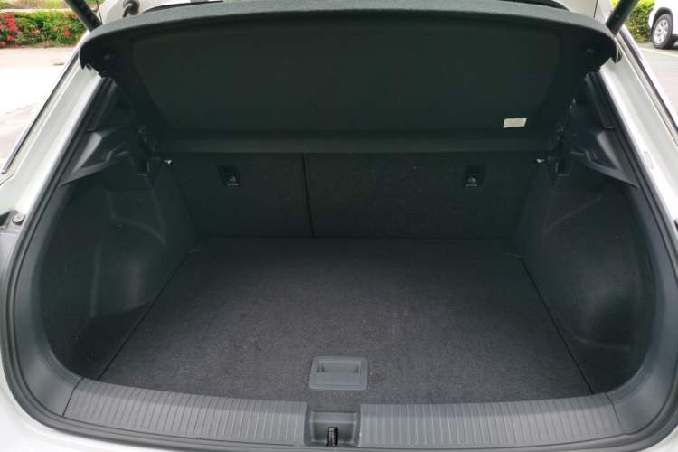Used Volkswagen T-ROC 2023 300TSI DSG Two-Wheel-Drive Chen Guang Edition Trunk