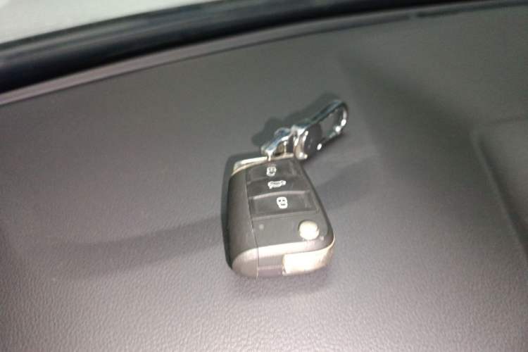 Used Volkswagen T-ROC 2023 300TSI DSG Two-Wheel-Drive Chen Guang Edition Vehicle Key