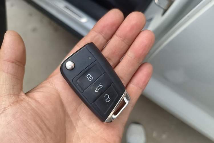 Used Volkswagen T-ROC 2023 300TSI DSG Two-Wheel-Drive Chen Guang Edition Vehicle Key