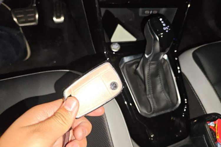 Used Volkswagen T-ROC 2023 300TSI DSG Two-Wheel-Drive Chen Guang Edition Vehicle Key