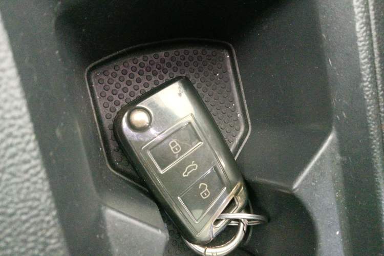Used Volkswagen T-ROC 2023 300TSI DSG Two-Wheel-Drive Chen Guang Edition Vehicle Key