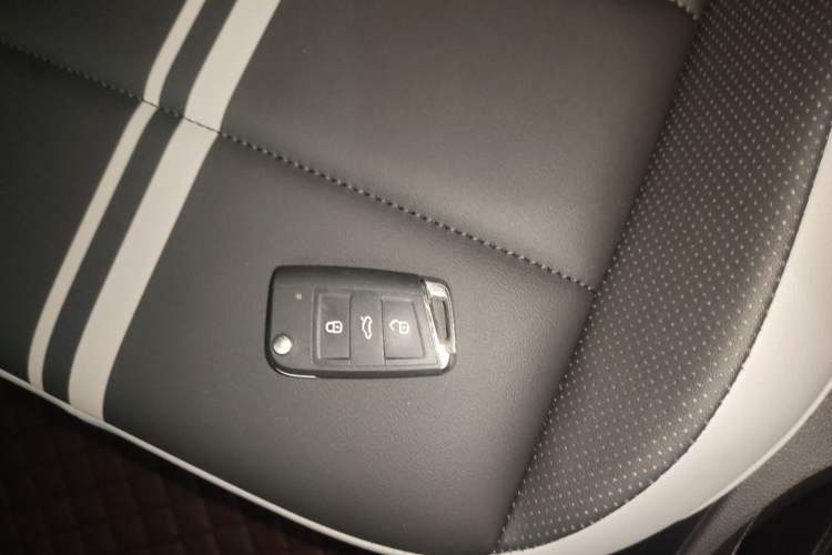 Used Volkswagen T-ROC 2023 300TSI DSG Two-Wheel-Drive Chen Guang Edition Vehicle Key