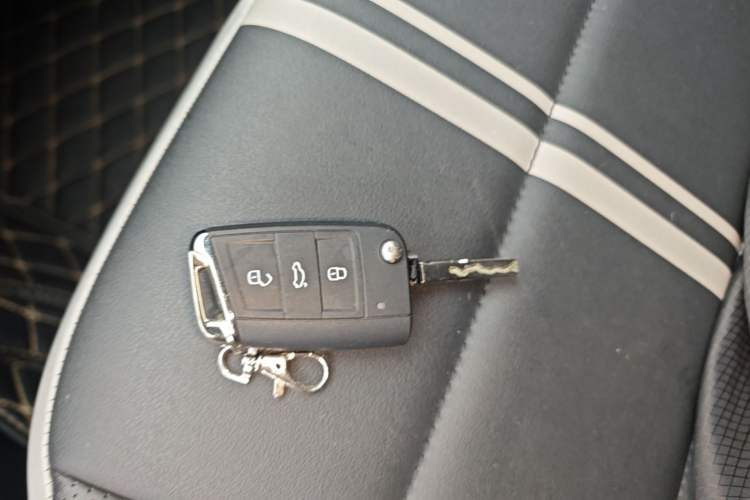 Used Volkswagen T-ROC 2023 300TSI DSG Two-Wheel-Drive Chen Guang Edition Vehicle Key