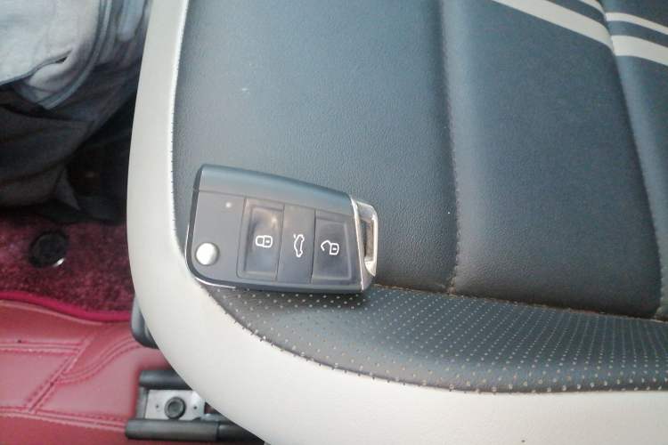 Used Volkswagen T-ROC 2023 300TSI DSG Two-Wheel-Drive Chen Guang Edition Vehicle Key