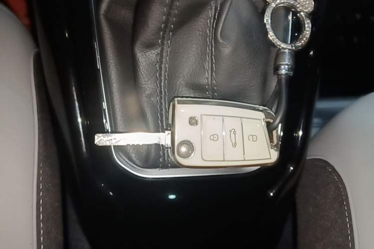 Used Volkswagen T-ROC 2023 300TSI DSG Two-Wheel-Drive Chen Guang Edition Vehicle Key