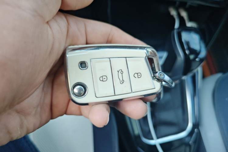 Used Volkswagen T-ROC 2023 300TSI DSG Two-Wheel-Drive Chen Guang Edition Vehicle Key