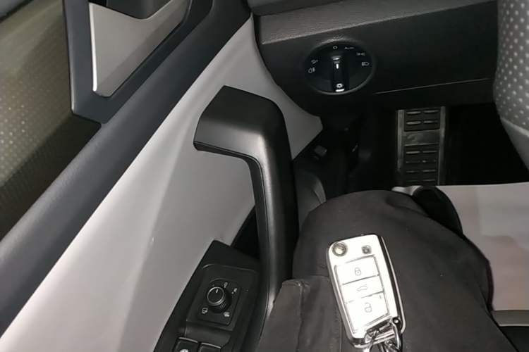 Used Volkswagen T-ROC 2023 300TSI DSG Two-Wheel-Drive Chen Guang Edition Vehicle Key