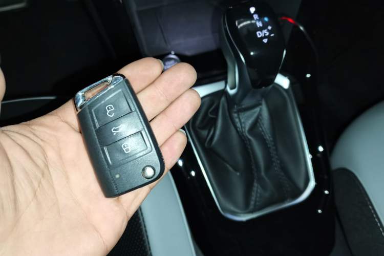 Used Volkswagen T-ROC 2023 300TSI DSG Two-Wheel-Drive Chen Guang Edition Vehicle Key