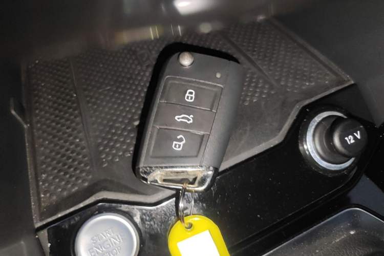 Used Volkswagen T-ROC 2023 300TSI DSG Two-Wheel-Drive Chen Guang Edition Vehicle Key