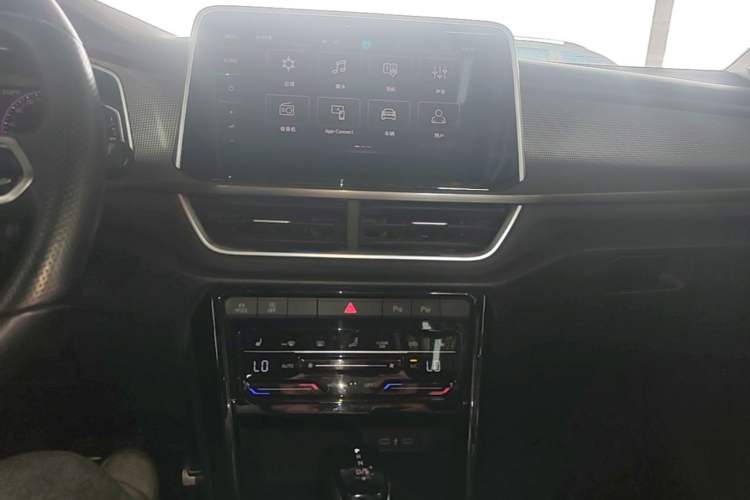 Used Volkswagen T-ROC 2023 300TSI DSG Two-Wheel Drive Starlight Edition Audio And AC Panel