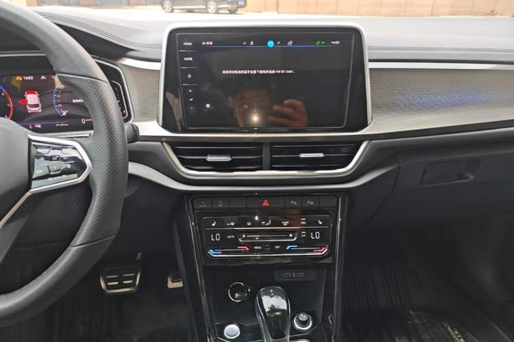Used Volkswagen T-ROC 2023 300TSI DSG Two-Wheel Drive Starlight Edition Audio And AC Panel