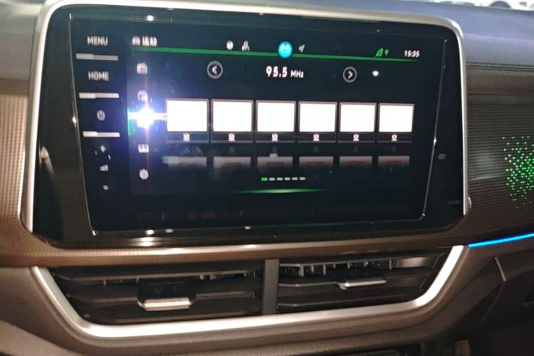 Used Volkswagen T-ROC 2023 300TSI DSG Two-Wheel Drive Starlight Edition Audio And AC Panel