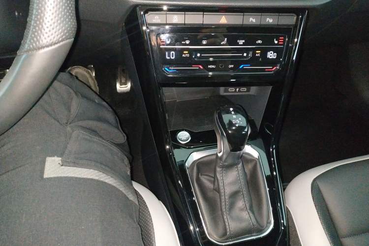 Used Volkswagen T-ROC 2023 300TSI DSG Two-Wheel Drive Starlight Edition Gear Lever