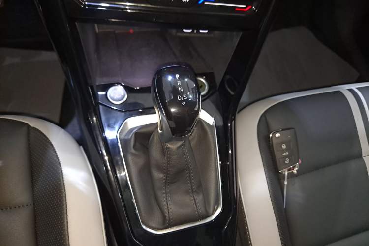 Used Volkswagen T-ROC 2023 300TSI DSG Two-Wheel Drive Starlight Edition Gear Lever