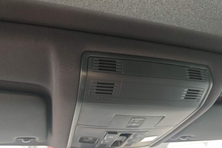 Used Volkswagen T-ROC 2023 300TSI DSG Two-Wheel Drive Starlight Edition Headliner