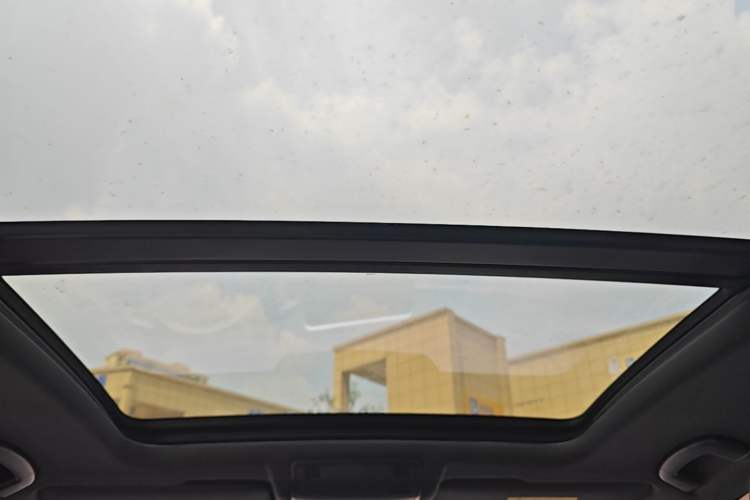Used Volkswagen T-ROC 2023 300TSI DSG Two-Wheel Drive Starlight Edition Headliner