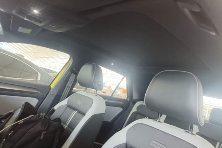 Used Volkswagen T-ROC 2023 300TSI DSG Two-Wheel Drive Starlight Edition Headliner