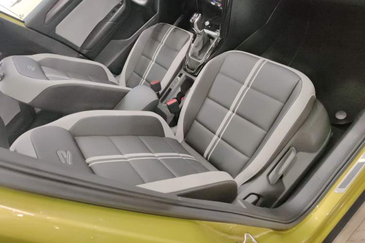 Used Volkswagen T-ROC 2023 300TSI DSG Two-Wheel Drive Starlight Edition Right Front Seat