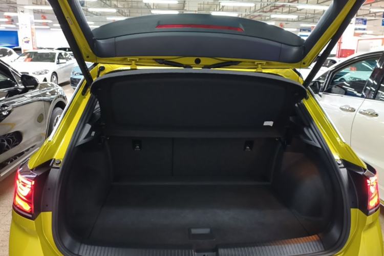 Used Volkswagen T-ROC 2023 300TSI DSG Two-Wheel Drive Starlight Edition Trunk