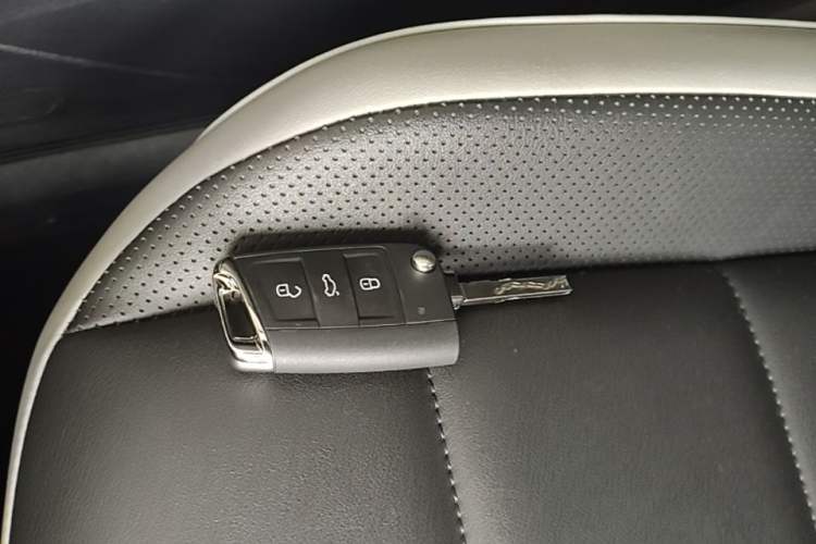 Used Volkswagen T-ROC 2023 300TSI DSG Two-Wheel Drive Starlight Edition Vehicle Key