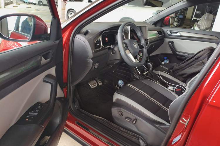 Used Volkswagen T-ROC 2024 300TSI DSG Two-Wheel-Drive Chen Guang Edition Driver Seat