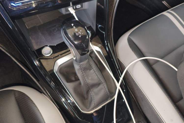 Used Volkswagen T-ROC 2024 300TSI DSG Two-Wheel-Drive Chen Guang Edition Gear Lever