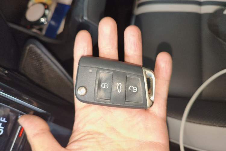 Used Volkswagen T-ROC 2024 300TSI DSG Two-Wheel-Drive Chen Guang Edition Vehicle Key