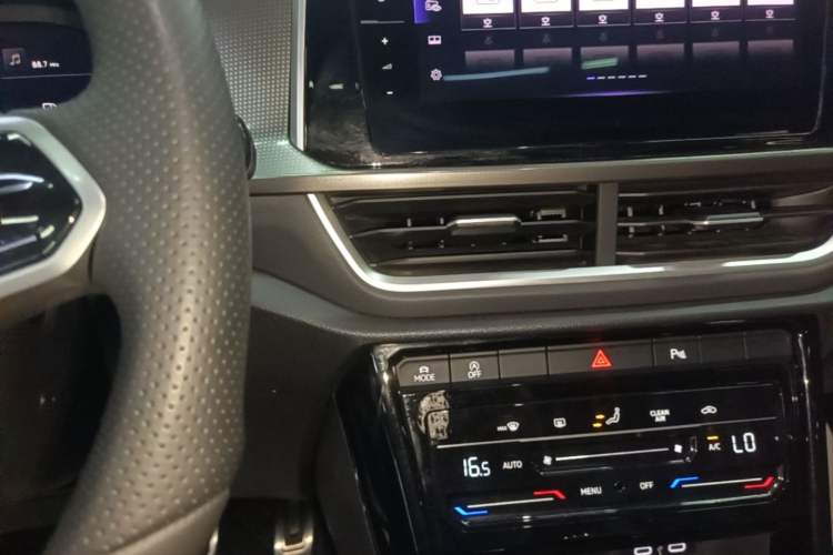 Used Volkswagen T-ROC 2024 300TSI DSG Two-Wheel-Drive Chen Guang Edition Audio And AC Panel