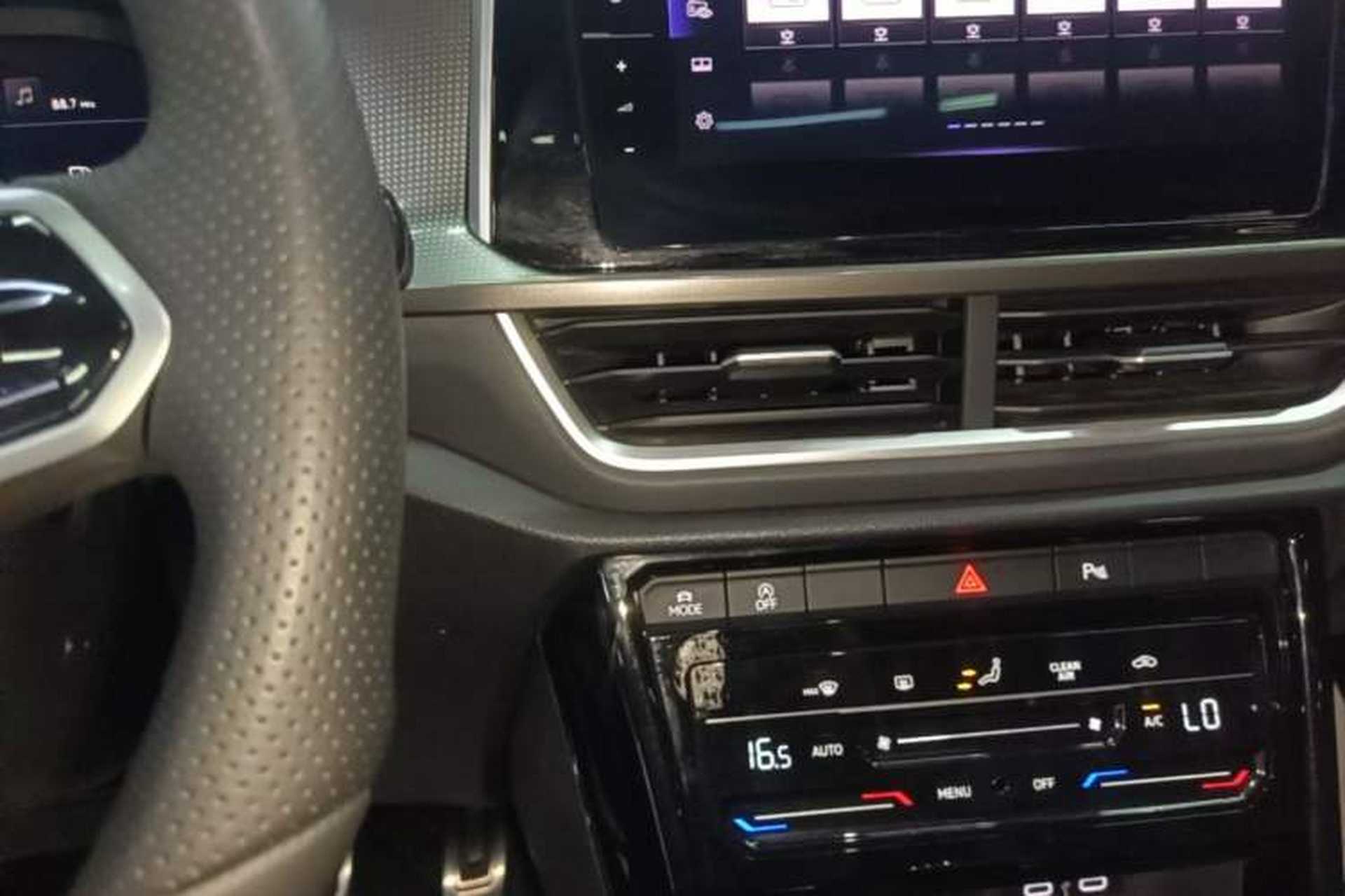 Used Volkswagen T-ROC 2024 300TSI DSG Two-Wheel-Drive Chen Guang Edition Audio And AC Panel