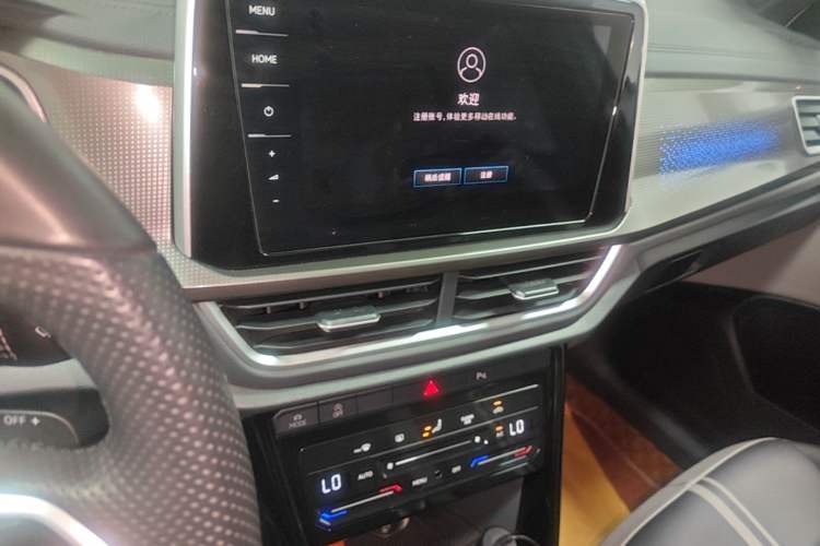 Used Volkswagen T-ROC 2024 300TSI DSG Two-Wheel-Drive Chen Guang Edition Audio And AC Panel