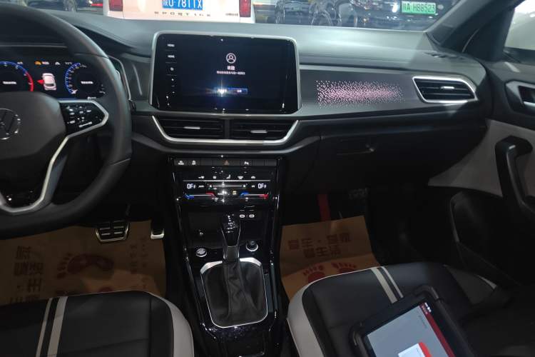 Used Volkswagen T-ROC 2024 300TSI DSG Two-Wheel-Drive Chen Guang Edition Audio And AC Panel