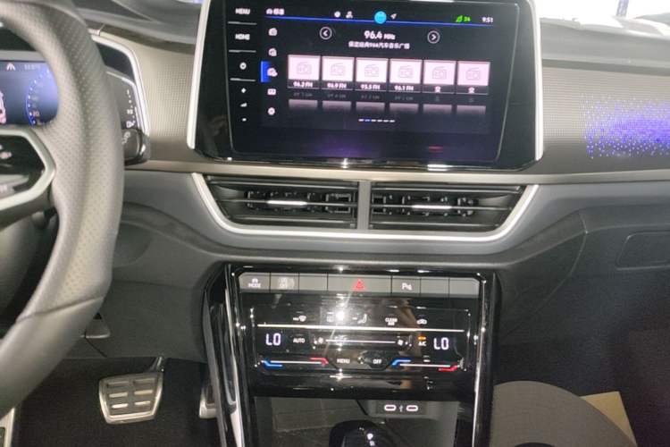 Used Volkswagen T-ROC 2024 300TSI DSG Two-Wheel-Drive Chen Guang Edition Audio And AC Panel