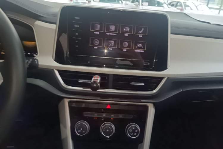Used Volkswagen T-ROC 2024 280TSI DSG Two-Wheel-Drive Time Edition Audio And AC Panel