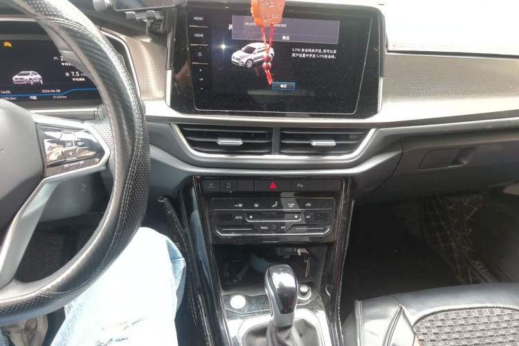 Used Volkswagen T-ROC 2024 300TSI DSG Two-Wheel-Drive Chen Guang Edition Audio And AC Panel