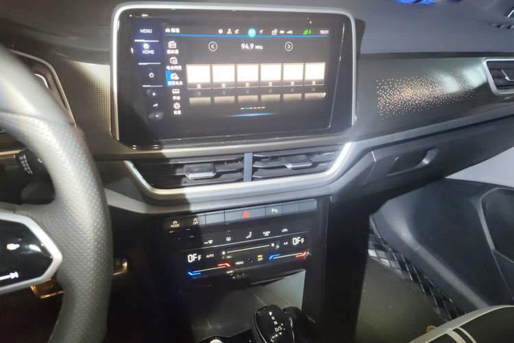 Used Volkswagen T-ROC 2024 300TSI DSG Two-Wheel-Drive Chen Guang Edition Audio And AC Panel