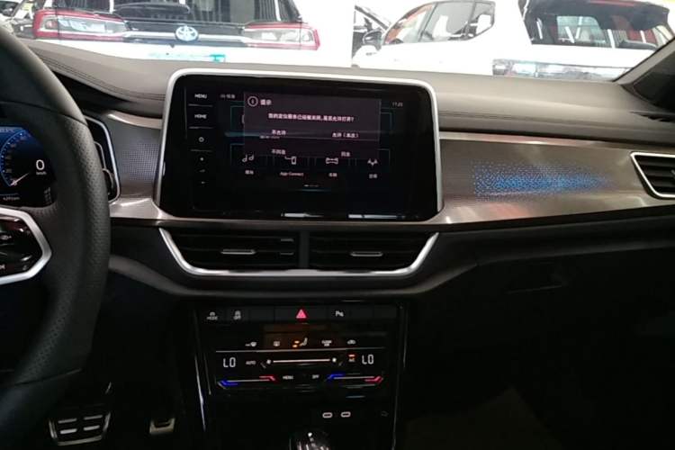 Used Volkswagen T-ROC 2024 300TSI DSG Two-Wheel-Drive Chen Guang Edition Audio And AC Panel