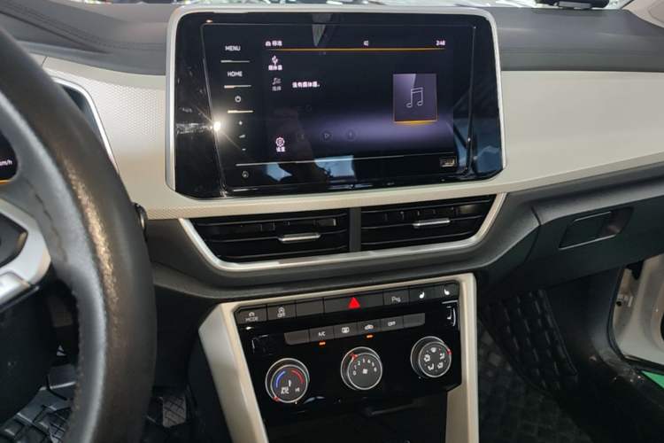 Used Volkswagen T-ROC 2024 280TSI DSG Two-Wheel-Drive Time Edition Audio And AC Panel