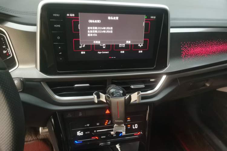 Used Volkswagen T-ROC 2024 300TSI DSG Two-Wheel-Drive Chen Guang Edition Audio And AC Panel