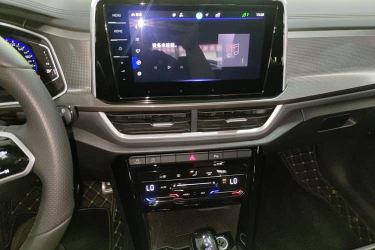 Used Volkswagen T-ROC 2024 300TSI DSG Two-Wheel-Drive Chen Guang Edition Audio And AC Panel