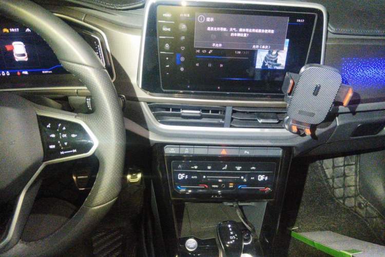 Used Volkswagen T-ROC 2024 300TSI DSG Two-Wheel-Drive Chen Guang Edition Audio And AC Panel
