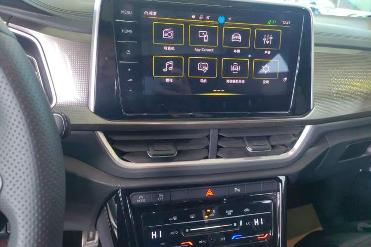 Used Volkswagen T-ROC 2024 300TSI DSG Two-Wheel-Drive Chen Guang Edition Audio And AC Panel