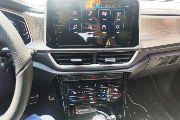 Used Volkswagen T-ROC 2024 300TSI DSG Two-Wheel-Drive Chen Guang Edition Audio And AC Panel
