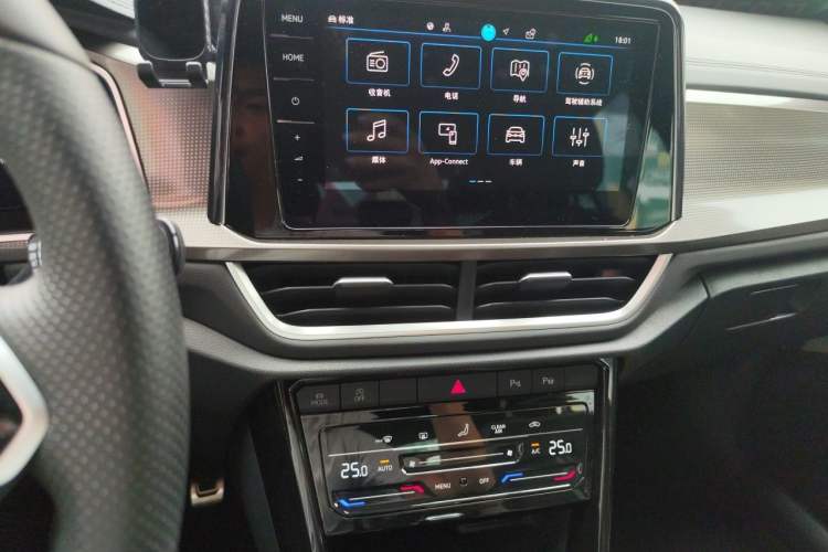 Used Volkswagen T-ROC 2024 300TSI DSG Two-Wheel-Drive Starlight Edition Audio And AC Panel
