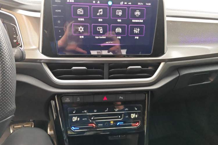 Used Volkswagen T-ROC 2024 300TSI DSG Two-Wheel-Drive Chen Guang Edition Audio And AC Panel