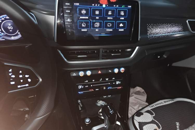 Used Volkswagen T-ROC 2024 300TSI DSG Two-Wheel-Drive Chen Guang Edition Audio And AC Panel