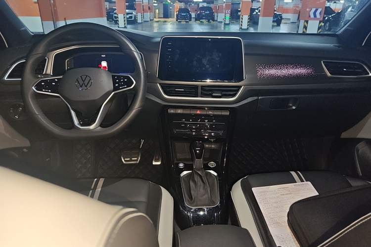 Used Volkswagen T-ROC 2024 300TSI DSG Two-Wheel-Drive Chen Guang Edition Center Console
