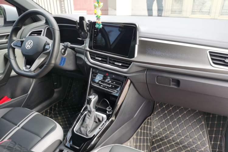 Used Volkswagen T-ROC 2024 300TSI DSG Two-Wheel-Drive Chen Guang Edition Center Console