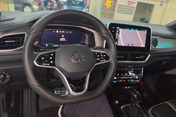 Used Volkswagen T-ROC 2024 300TSI DSG Two-Wheel-Drive Chen Guang Edition Center Console